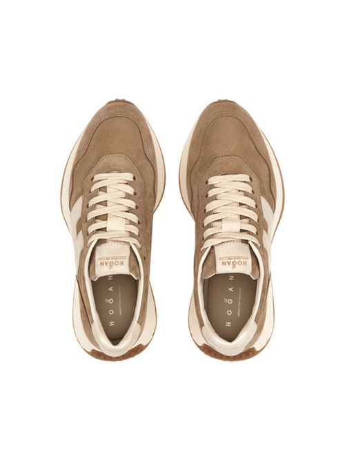 Sneakers da donna in pelle scamosciata con H laterale in nabuk colore avorio sullo sfondo beige HOGAN | HXW6410EH41FM63674